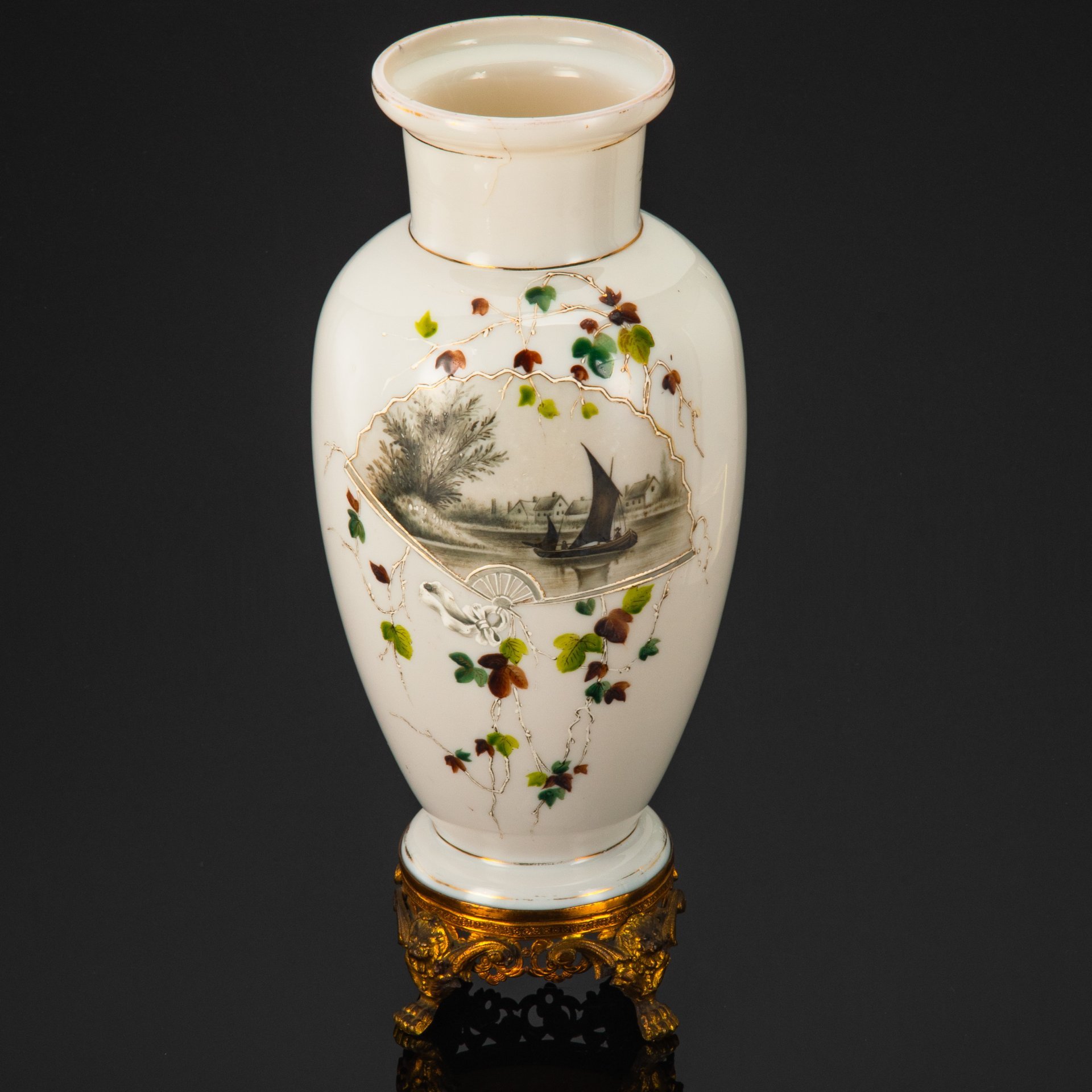 Ваза для цветов на металлической подставке "Прогулка на яхте", стекло, (молочное), свечение в УФ-лучах,  роспись, подставка - сплав металлов, Западная Европа, 1900-1930 гг.