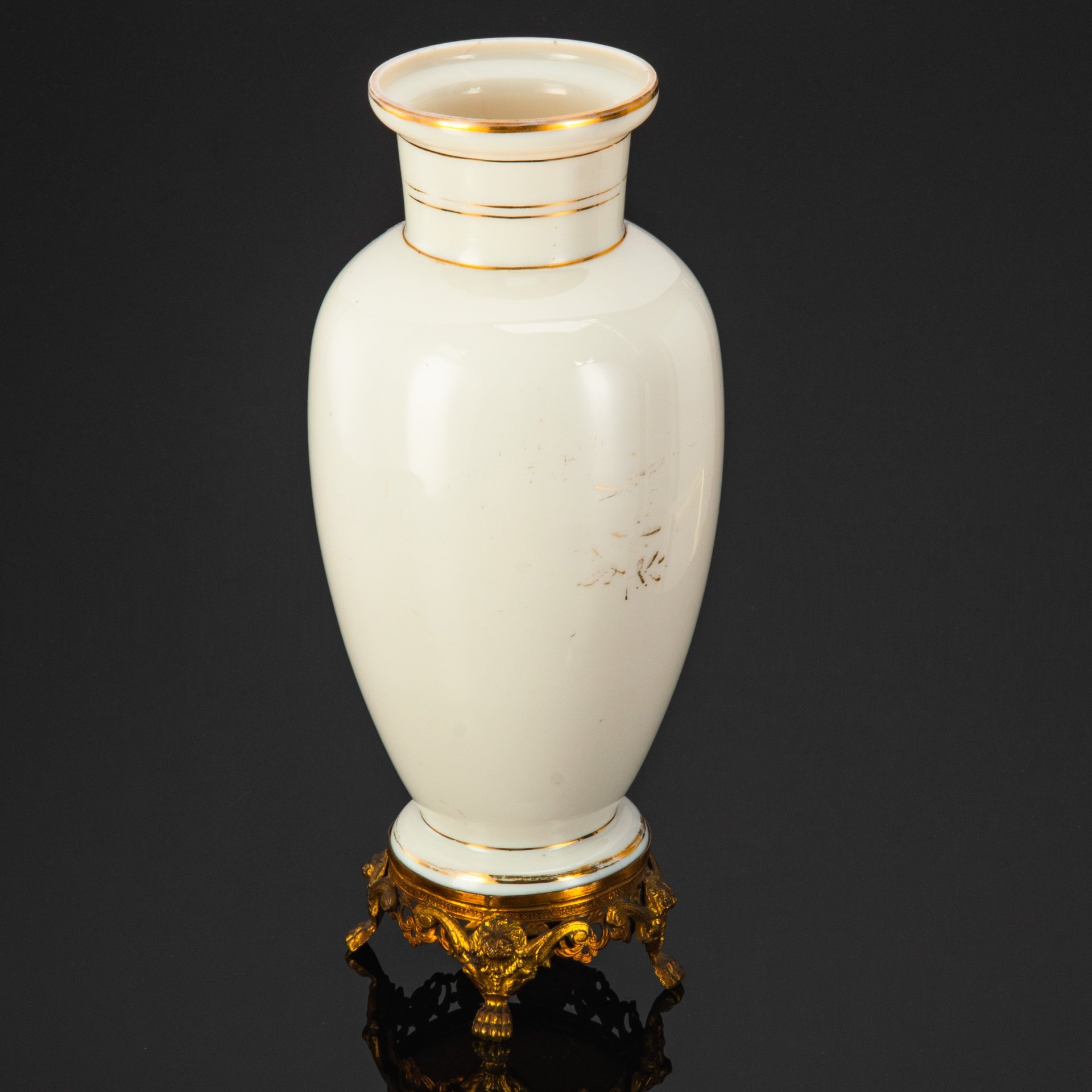 Ваза для цветов на металлической подставке "Прогулка на яхте", стекло, (молочное), свечение в УФ-лучах,  роспись, подставка - сплав металлов, Западная Европа, 1900-1930 гг.