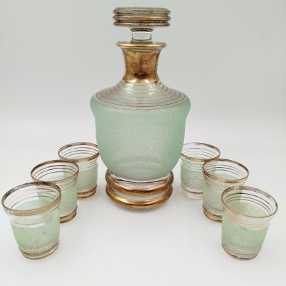 Набор для подачи крепких напитков на 6 персон (штоф и рюмки), декорированный обсыпкой из стеклянной крошки зелёного цвета, автор Н.А. Воинов, стекло, золочение, Завод «Красный Гигант», СССР, 1960-1980 гг.