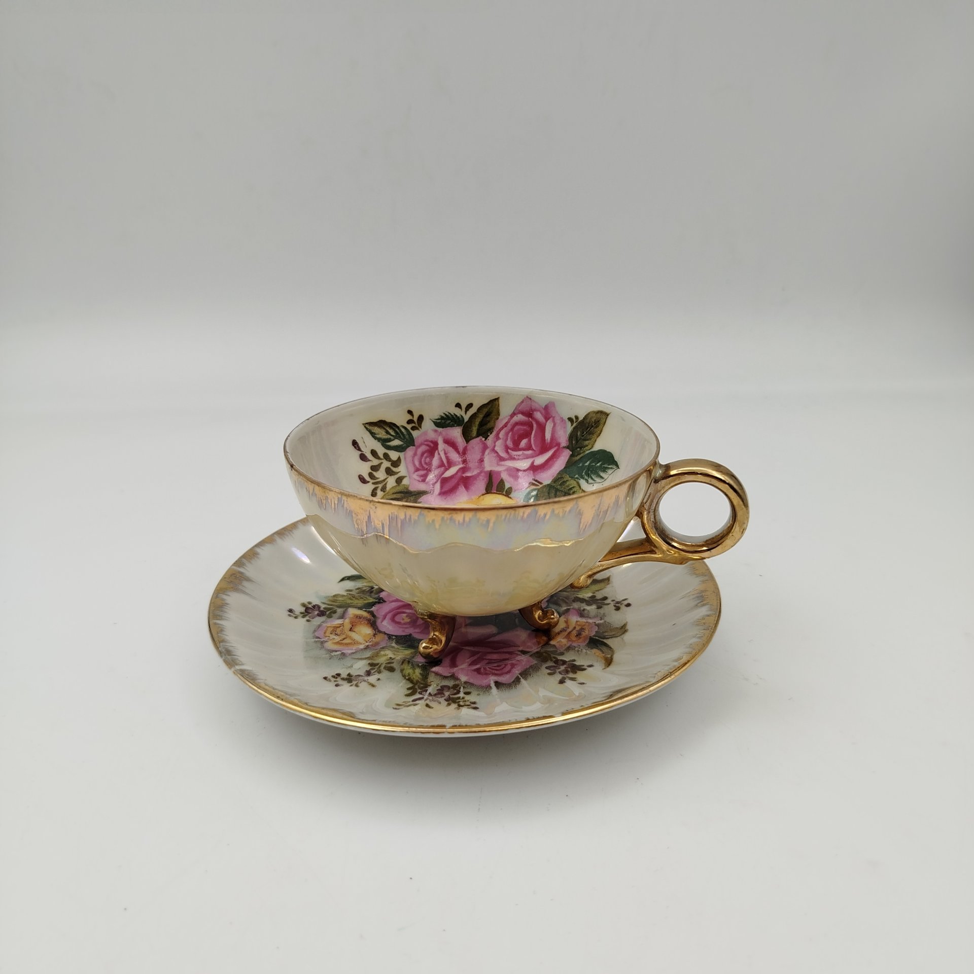 Чайная (кофейная)  пара на ножках , украшенная цветочным декором, фарфор, деколь, люстр, золочение, Европа, 1960-1980 гг.