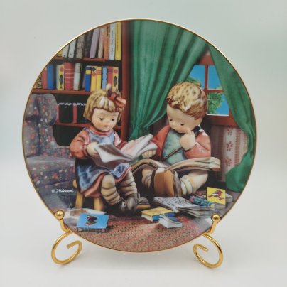 Тарелка декоративная "Начинающие учёные", лимитированная серия "Little companions" ("Маленькие товарищи"), фарфор, деколь, золочение, Goebel Hummel, Германия, 1990 г.