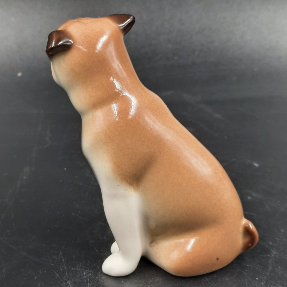 Статуэтка "Мопс сидящий", автор Никольская М.Ю., фарфор, аэрография, Императорский фарфоровый завод (ИФЗ), Российская империя, 2006-2020 гг.