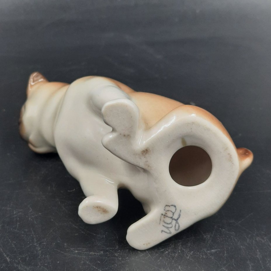 Статуэтка "Мопс сидящий", автор Никольская М.Ю., фарфор, аэрография, Императорский фарфоровый завод (ИФЗ), Российская империя, 2006-2020 гг.