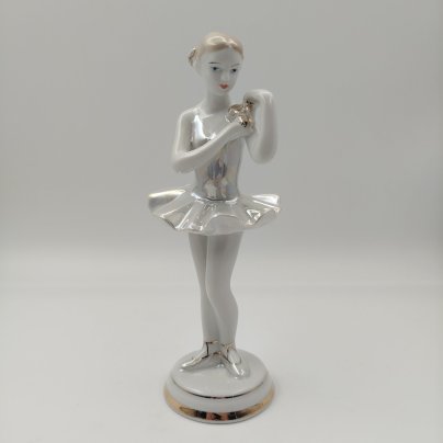 Статуэтка "Балерина с цветком", скульптор О.С. Артамонова, фарфор, роспись, люстр, золочение, Дмитровский фарфоровый завод (ДФЗ Вербилки), СССР, 1954-1965 гг.