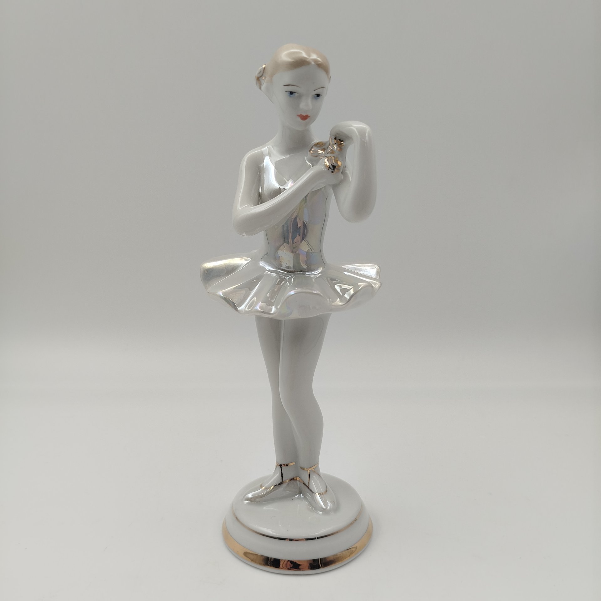 Статуэтка "Балерина с цветком", скульптор О.С. Артамонова, фарфор, роспись, люстр, золочение, Дмитровский фарфоровый завод (ДФЗ Вербилки), СССР, 1954-1965 гг.
