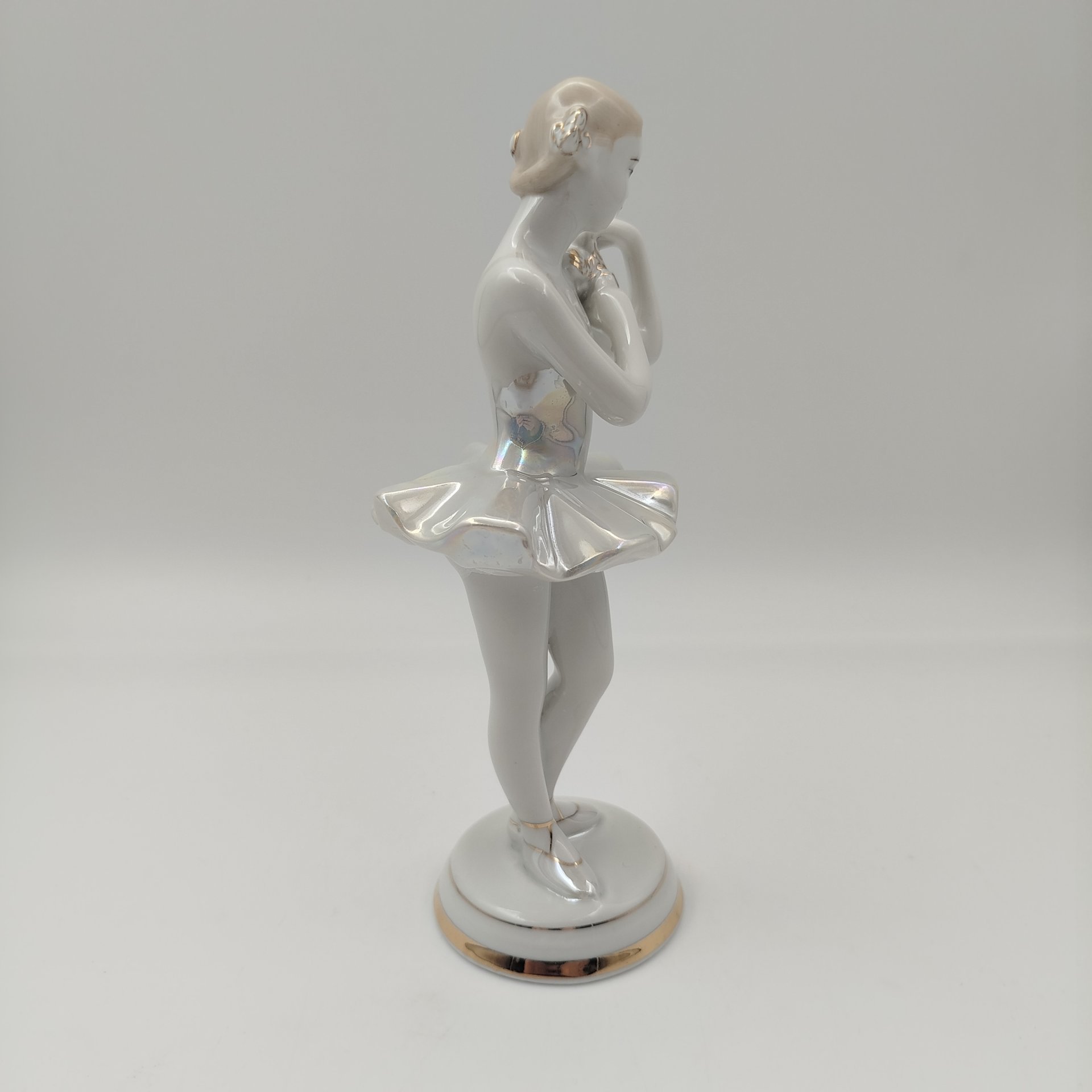 Статуэтка "Балерина с цветком", скульптор О.С. Артамонова, фарфор, роспись, люстр, золочение, Дмитровский фарфоровый завод (ДФЗ Вербилки), СССР, 1954-1965 гг.