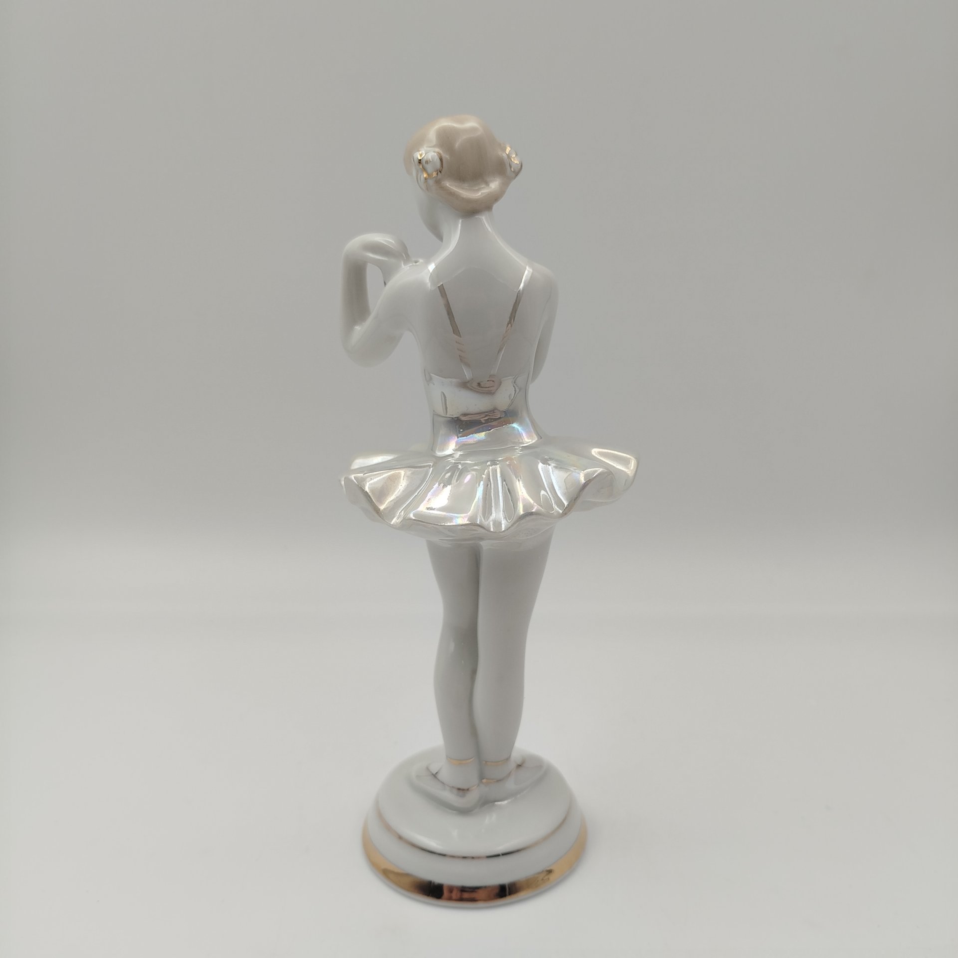 Статуэтка "Балерина с цветком", скульптор О.С. Артамонова, фарфор, роспись, люстр, золочение, Дмитровский фарфоровый завод (ДФЗ Вербилки), СССР, 1954-1965 гг.
