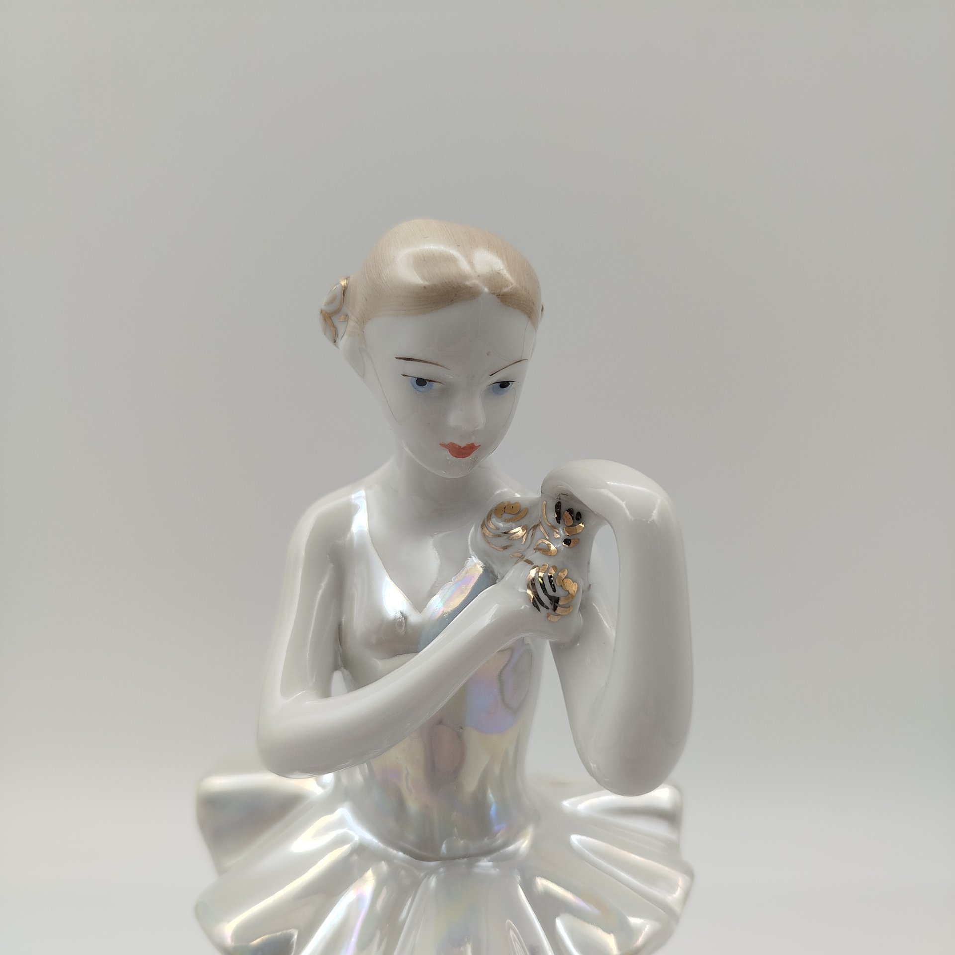 Статуэтка "Балерина с цветком", скульптор О.С. Артамонова, фарфор, роспись, люстр, золочение, Дмитровский фарфоровый завод (ДФЗ Вербилки), СССР, 1954-1965 гг.