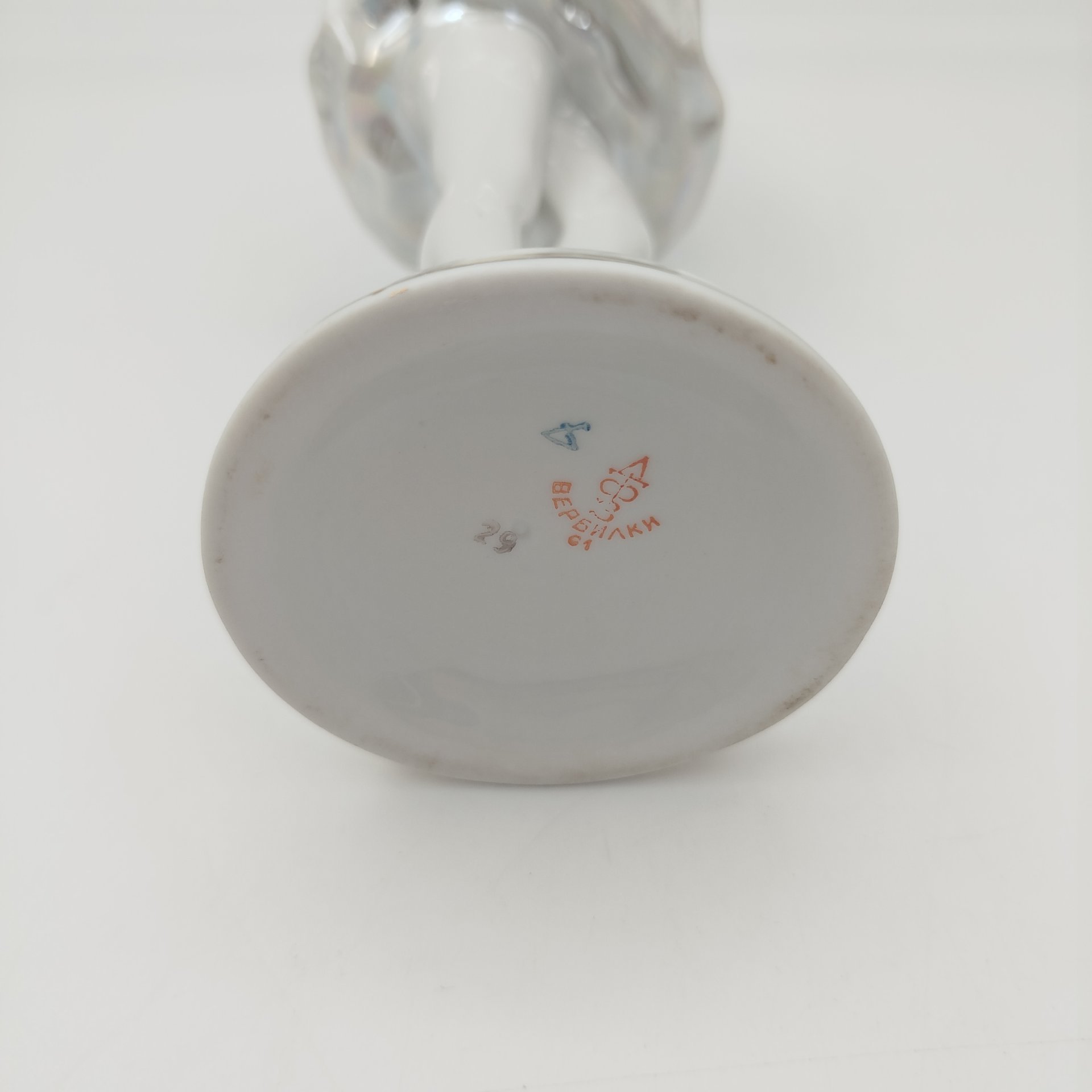 Статуэтка "Балерина с цветком", скульптор О.С. Артамонова, фарфор, роспись, люстр, золочение, Дмитровский фарфоровый завод (ДФЗ Вербилки), СССР, 1954-1965 гг.