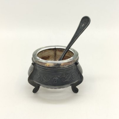 Солонка с цветочным орнаментом и миниатюрной ложечкой, мельхиор (медь-никель), стекло, золочение, Мстерская художественная фабрика «Ювелир», СССР, 1960-1980 гг.