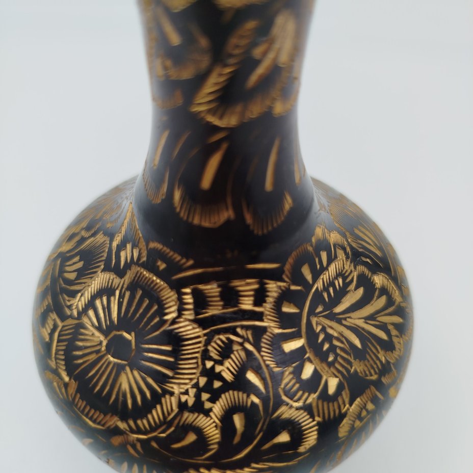 Ваза в восточном стиле с растительным узором