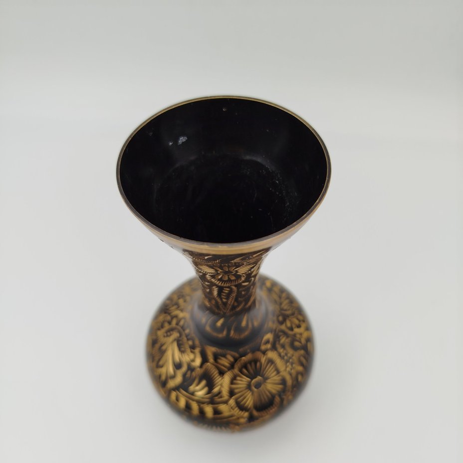 Ваза в восточном стиле с растительным узором