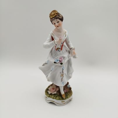 Статуэтка на круглом основании "Прекрасная цветочница", бисквит, роспись, деколь, золочение, Европа, 1970-1990 гг.