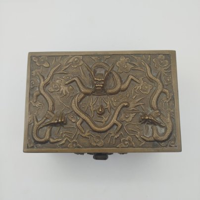 Шкатулка для украшений, декорированная рельефными изображениями драконов (приносящие удачу), металл, внутренняя часть - дерево, Китай, 1950-1960 гг.