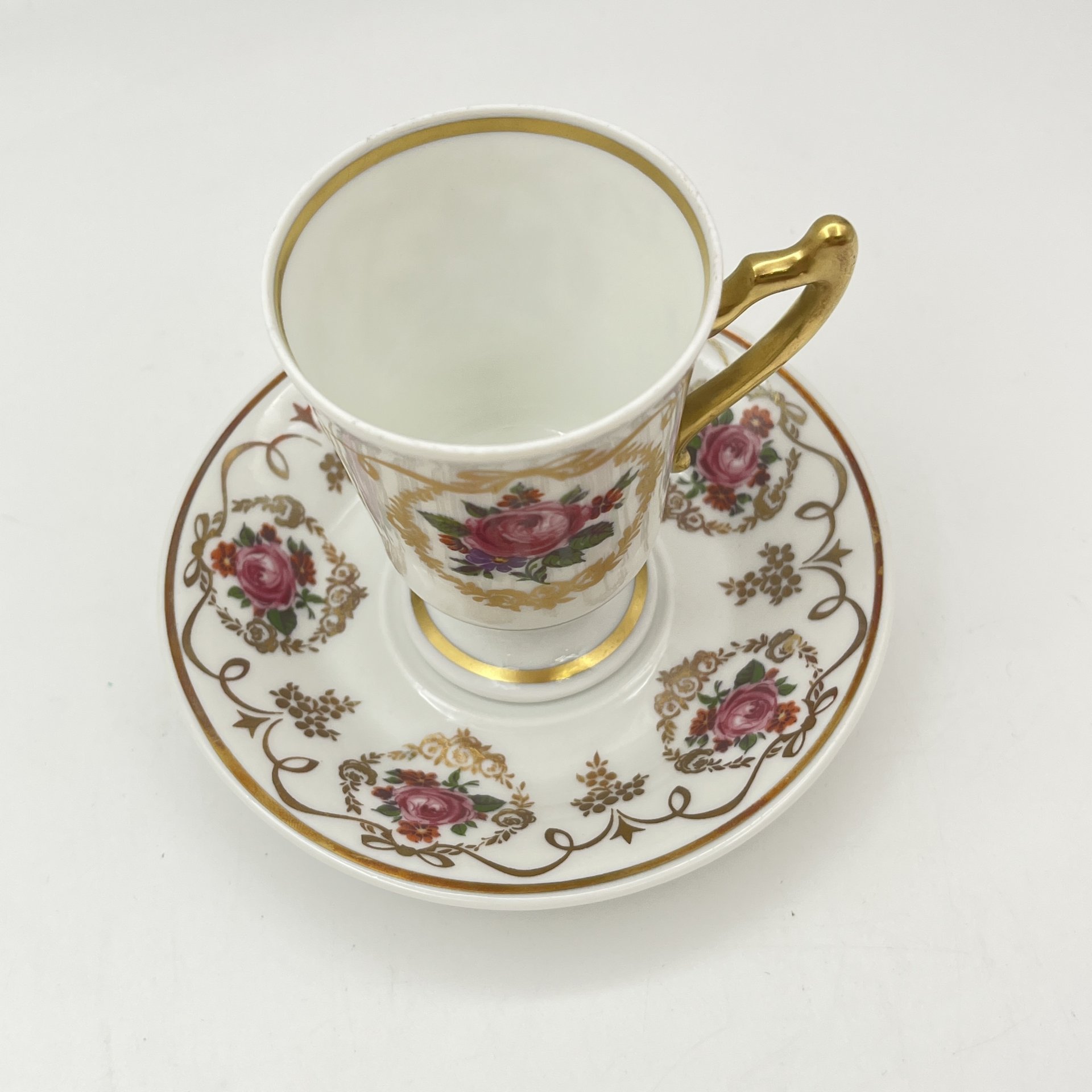 Пара кофейная с декором из роз, фарфор, деколь, золочение, Западная Европа, 1970-1990 гг.
