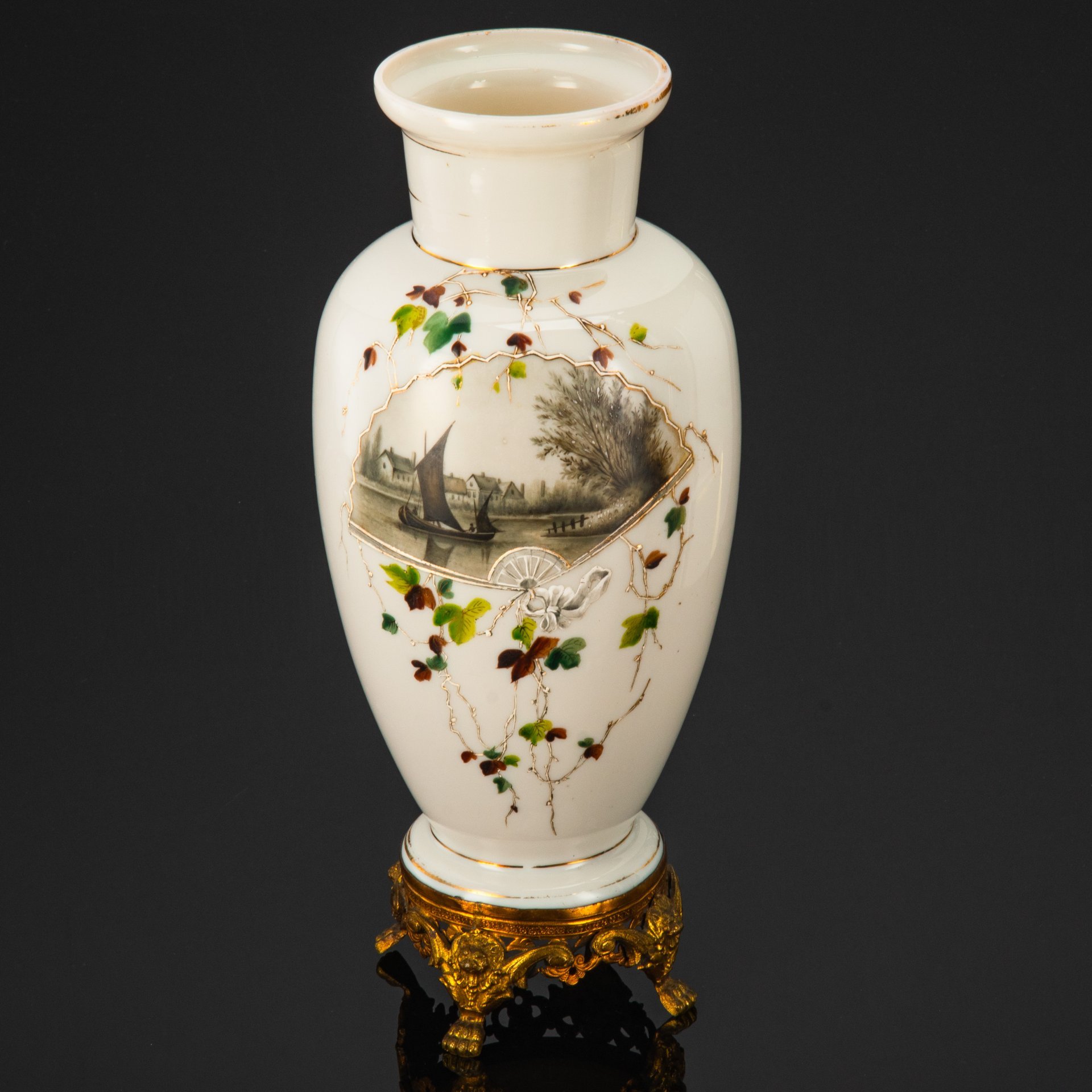 Ваза для цветов на металлической подставке "Прогулка на яхте", стекло, (молочное), свечение в УФ-лучах,  роспись, подставка - сплав металлов, Западная Европа, 1900-1930 гг.