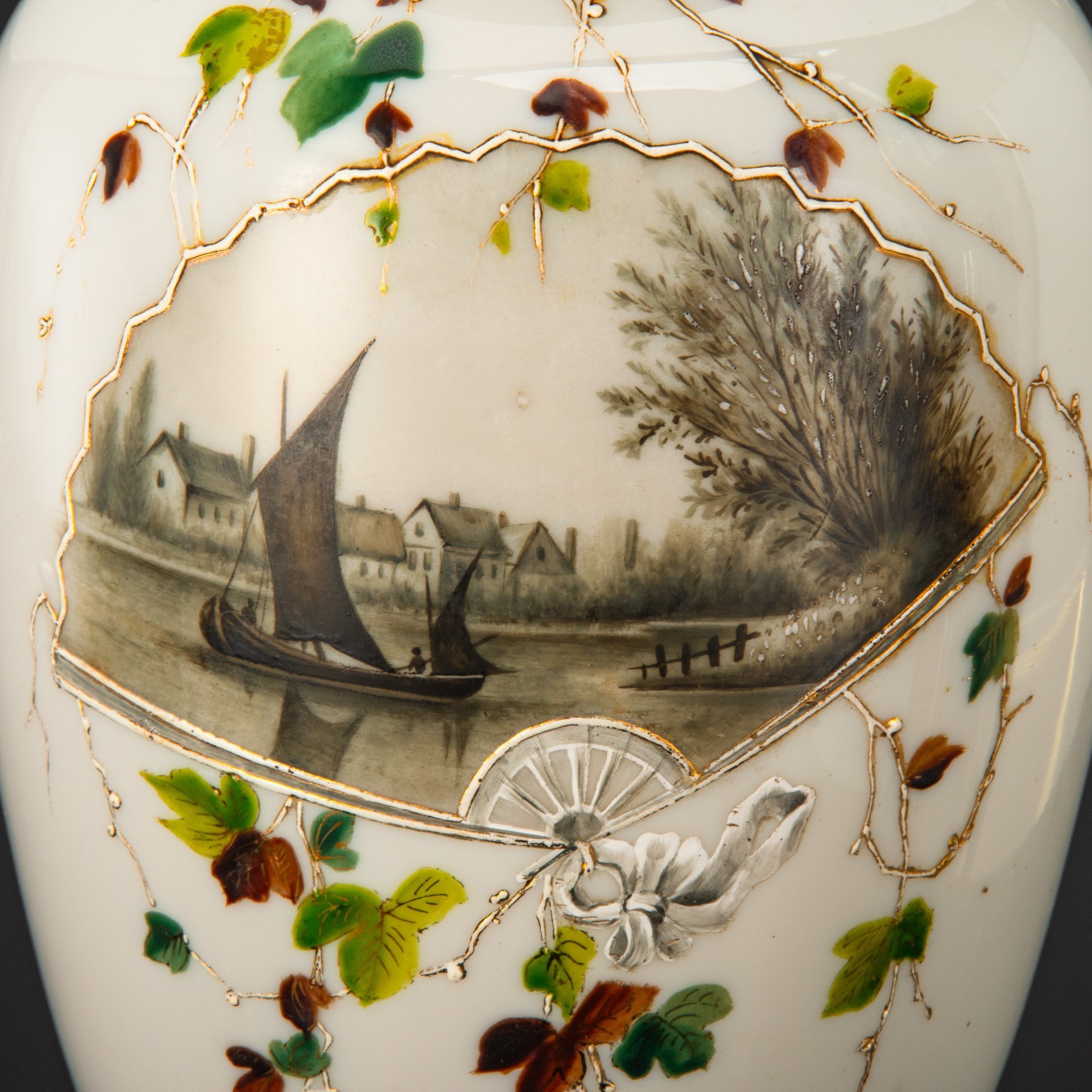 Ваза для цветов на металлической подставке "Прогулка на яхте", стекло, (молочное), свечение в УФ-лучах,  роспись, подставка - сплав металлов, Западная Европа, 1900-1930 гг.