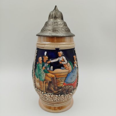 Кружка пивная с изображением сцены флирта, керамика, рельеф, крышка - олово, Marzi & Remy, Германия, 1964-1990 гг.