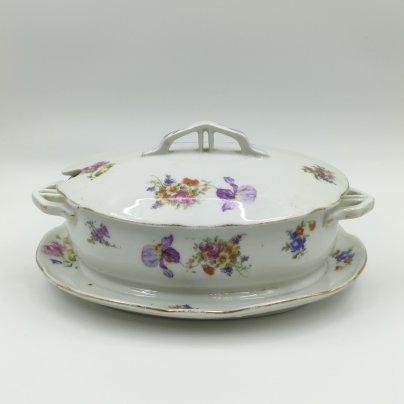 Супница (терина) с цветочным декором, фаянс, деколь, золочение, Государственная Волховская фарфорово-фаянсовая фабрика «Коминтерн», СССР, 1921-1927 гг.