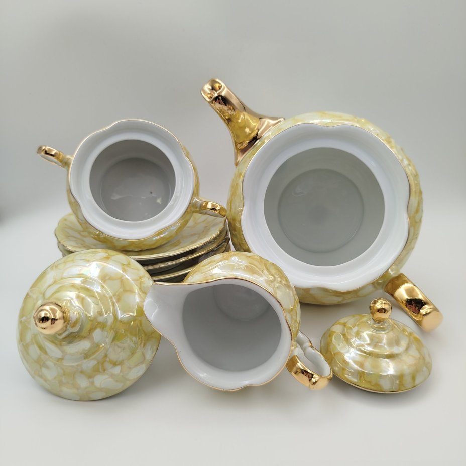 Сервиз чайный c декором в виде разводов в золотисто-желтой гамме на 6 персон (15 предметов), фарфор, люстр, золочение, Krzysztof Wawel, Польша, 1960-1990 гг.