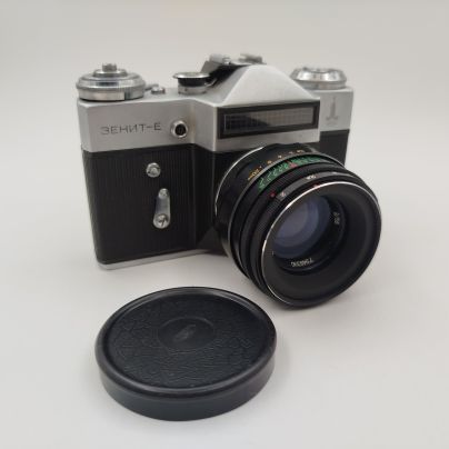 Фотоаппарат "Зенит-Е" с объективом "Гелиос-44-2" в оригинальном кофре (с олимпийской символикой), металл, стекло, пластик, кожа, Белорусское оптико-механическое объединение (БелОМО), СССР, 1979 г.