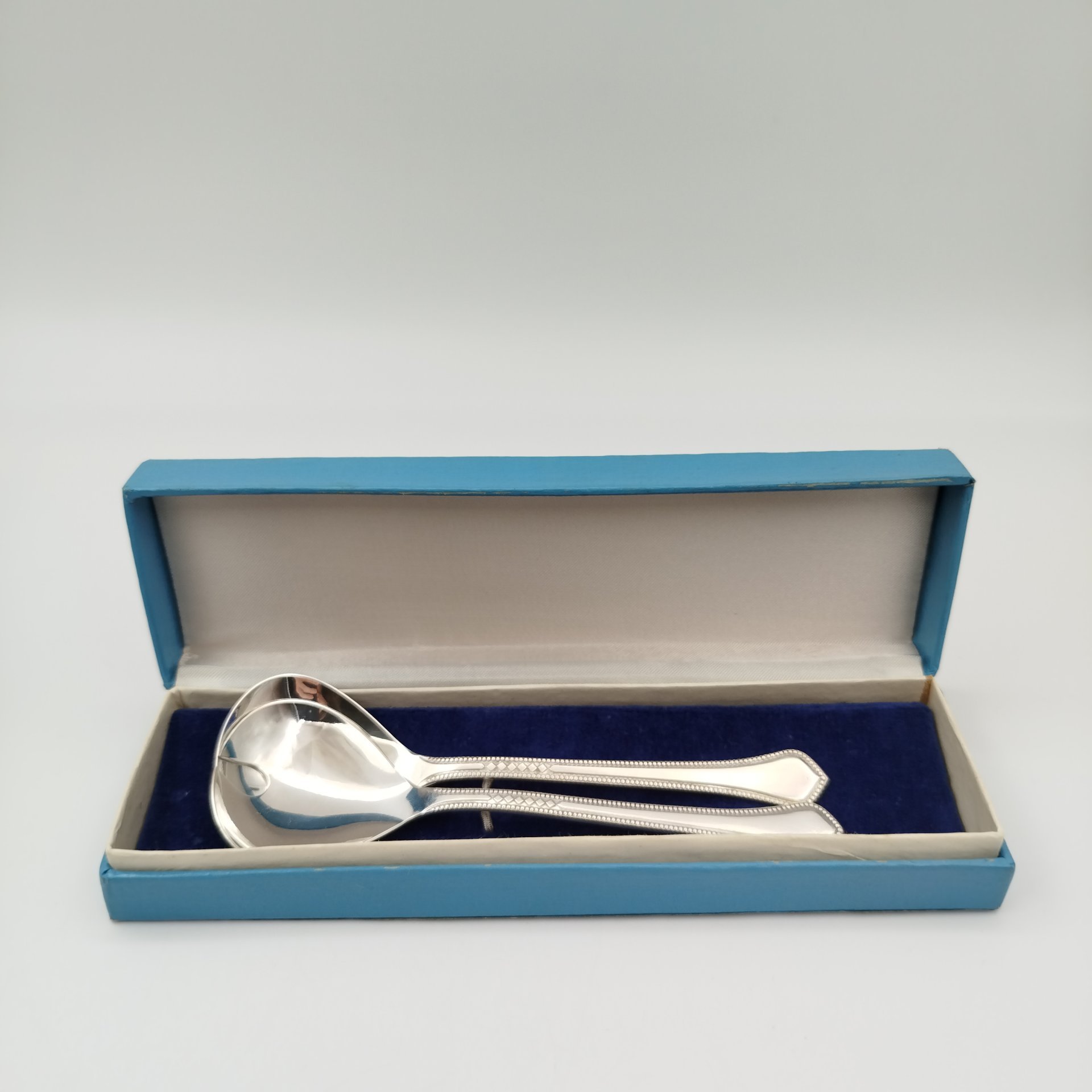 Набор сервировочный для салатов и десертов в футляре, мНЦ (медь-никель-цинк), картон (футляр), Таллинский ювелирный завод, СССР, 1970-1990 гг.