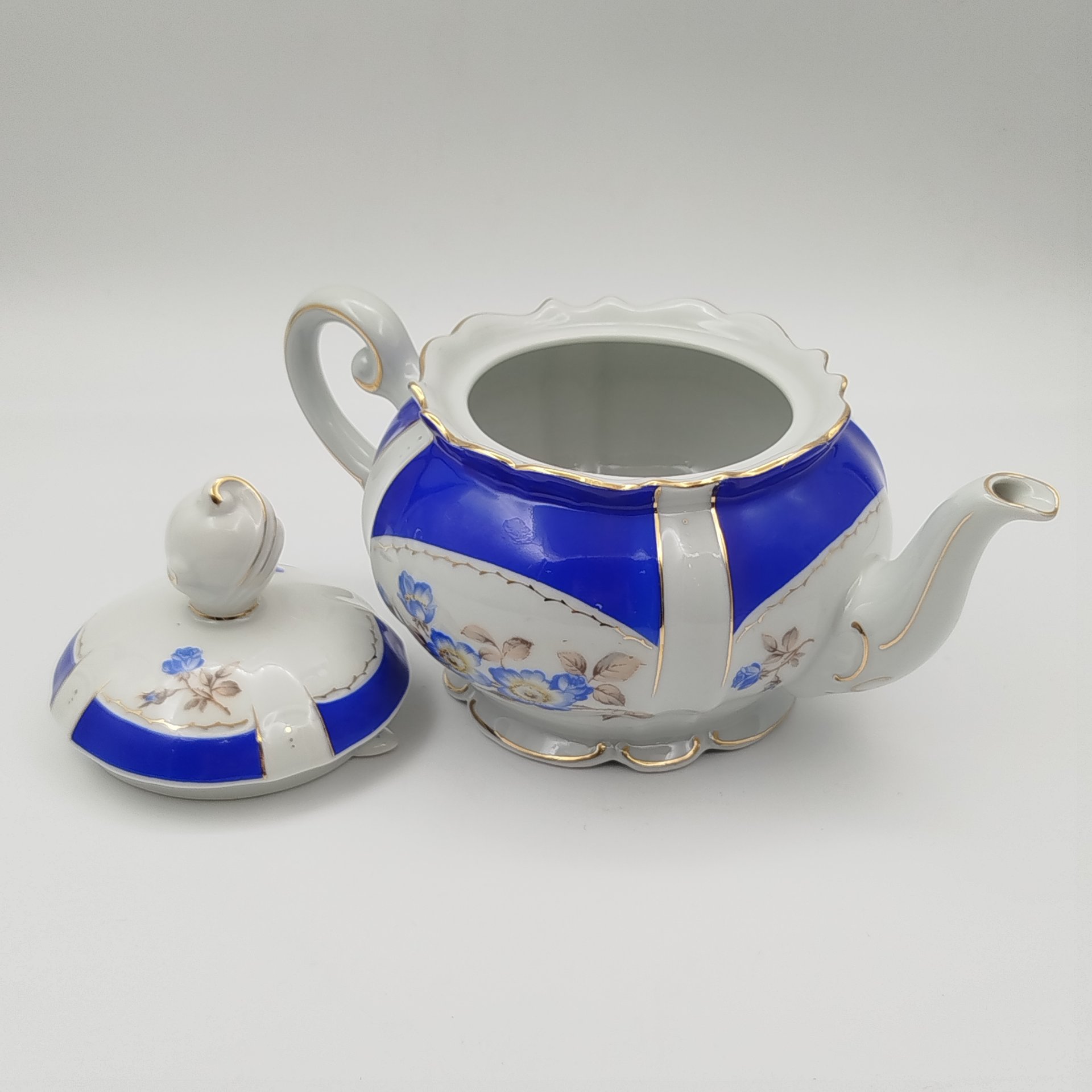 Чайник заварочный, украшенный цветочным декором, фарфор, крытье, деколь, золочение, Stadtilmer Porzellan, Германия, 1950-1970 гг.