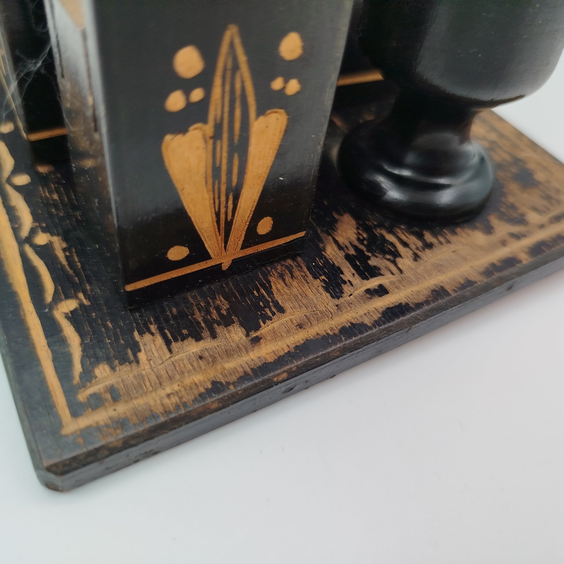 Настольная сигаретница с пепельницей и спичечницей с резным узором