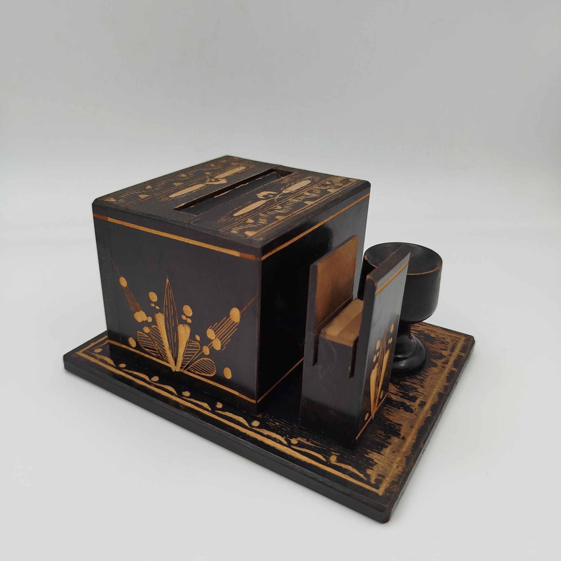 Настольная сигаретница с пепельницей и спичечницей с резным узором