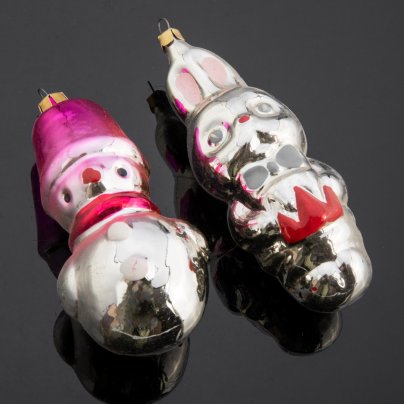 Набор из двух ёлочных игрушек в оригинальной коробке ("Заяц с барабаном" и "Снеговик"), стекло, краска, картон, ЗАО «ПК Иней», Россия, 1991-1995 гг.