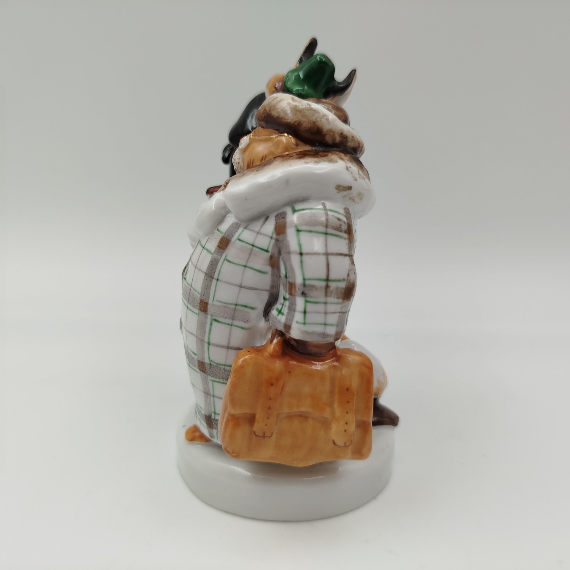 Статуэтка "Лиса и бобер" по мотивам басни С.В. Михалкова, скульптор Воробьев Б.Я., художник Ризнич И.И., фарфор, роспись, золочение, Ленинградский фарфоровый завод (ЛФЗ), СССР, 1950-1960 гг.