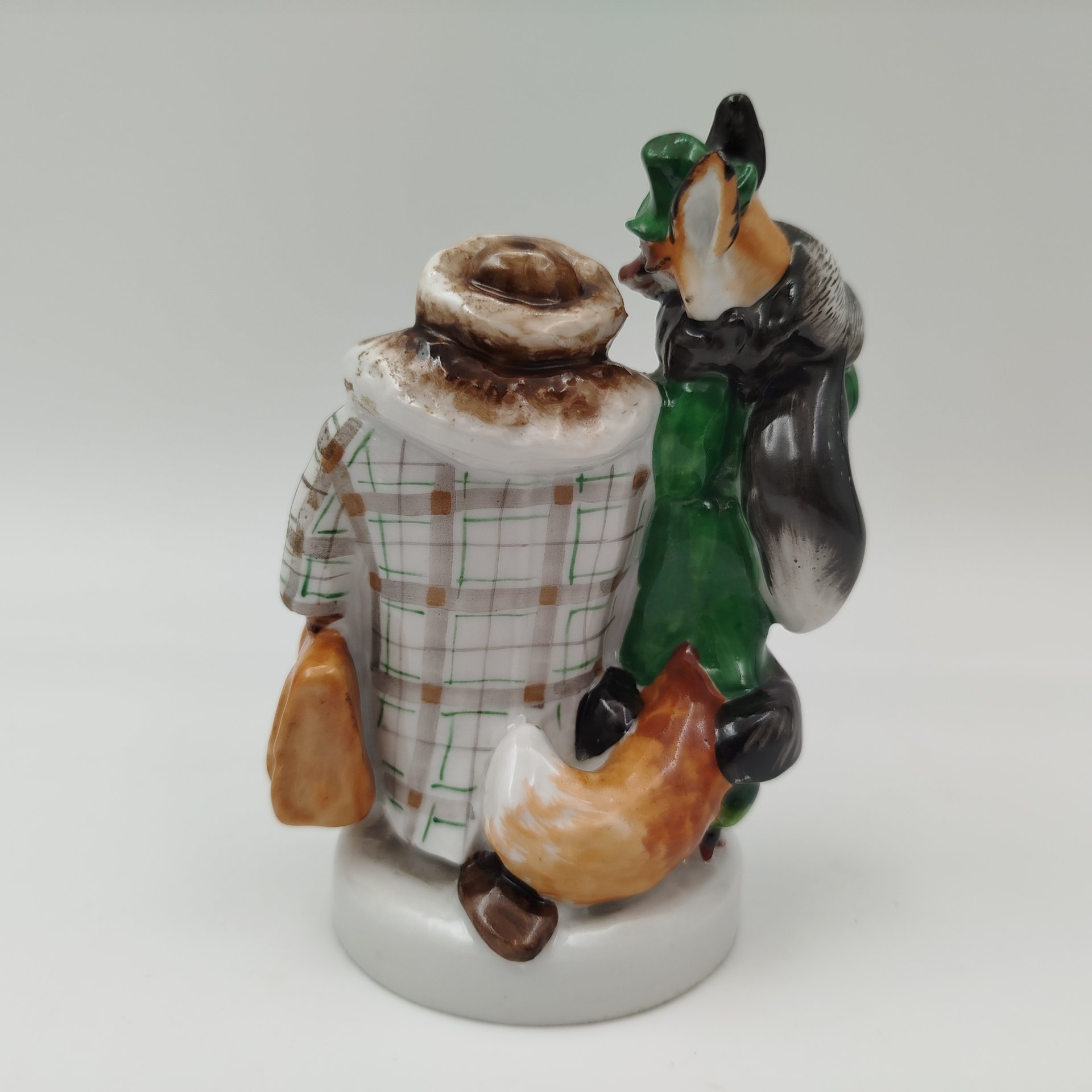 Статуэтка "Лиса и бобер" по мотивам басни С.В. Михалкова, скульптор Воробьев Б.Я., художник Ризнич И.И., фарфор, роспись, золочение, Ленинградский фарфоровый завод (ЛФЗ), СССР, 1950-1960 гг.