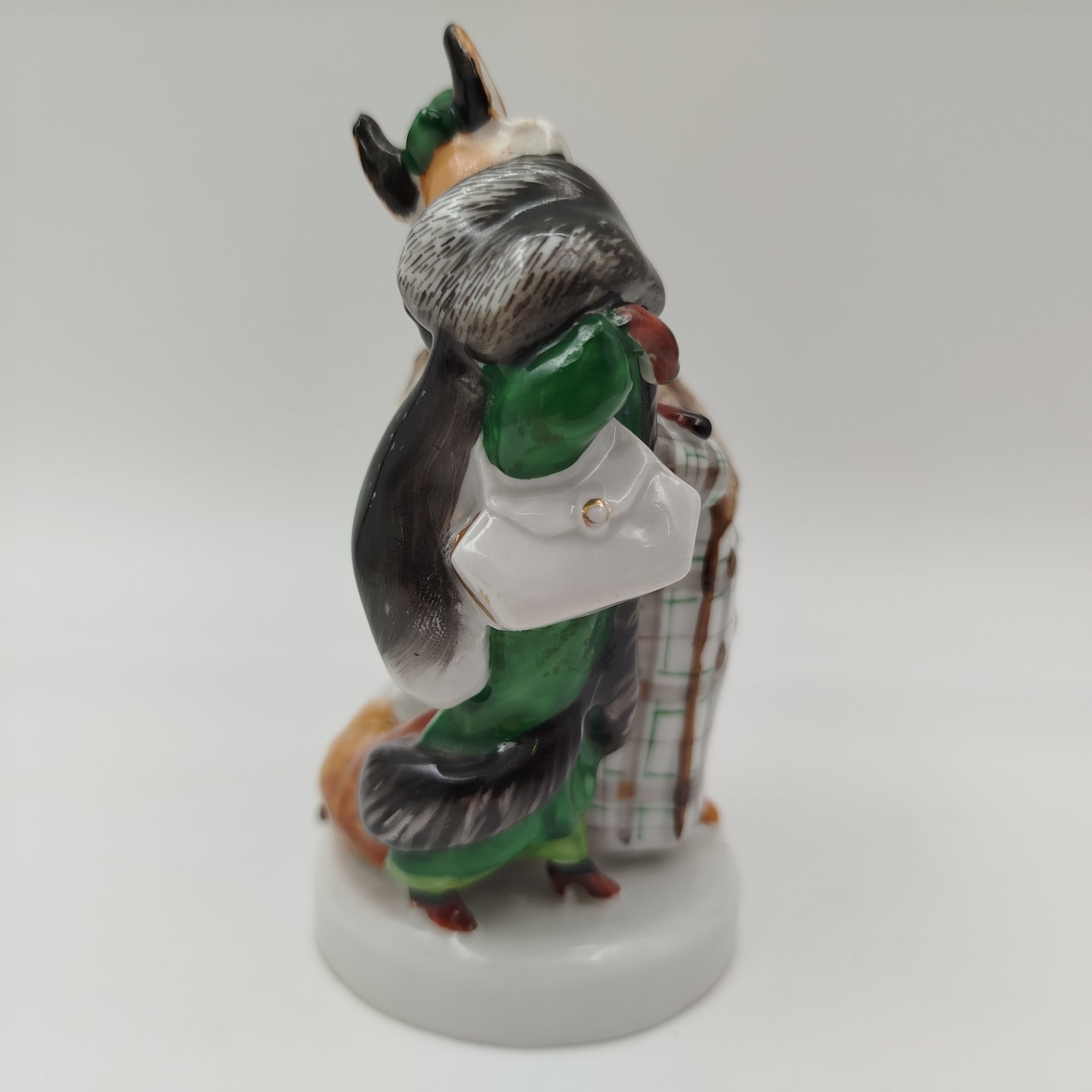 Статуэтка "Лиса и бобер" по мотивам басни С.В. Михалкова, скульптор Воробьев Б.Я., художник Ризнич И.И., фарфор, роспись, золочение, Ленинградский фарфоровый завод (ЛФЗ), СССР, 1950-1960 гг.