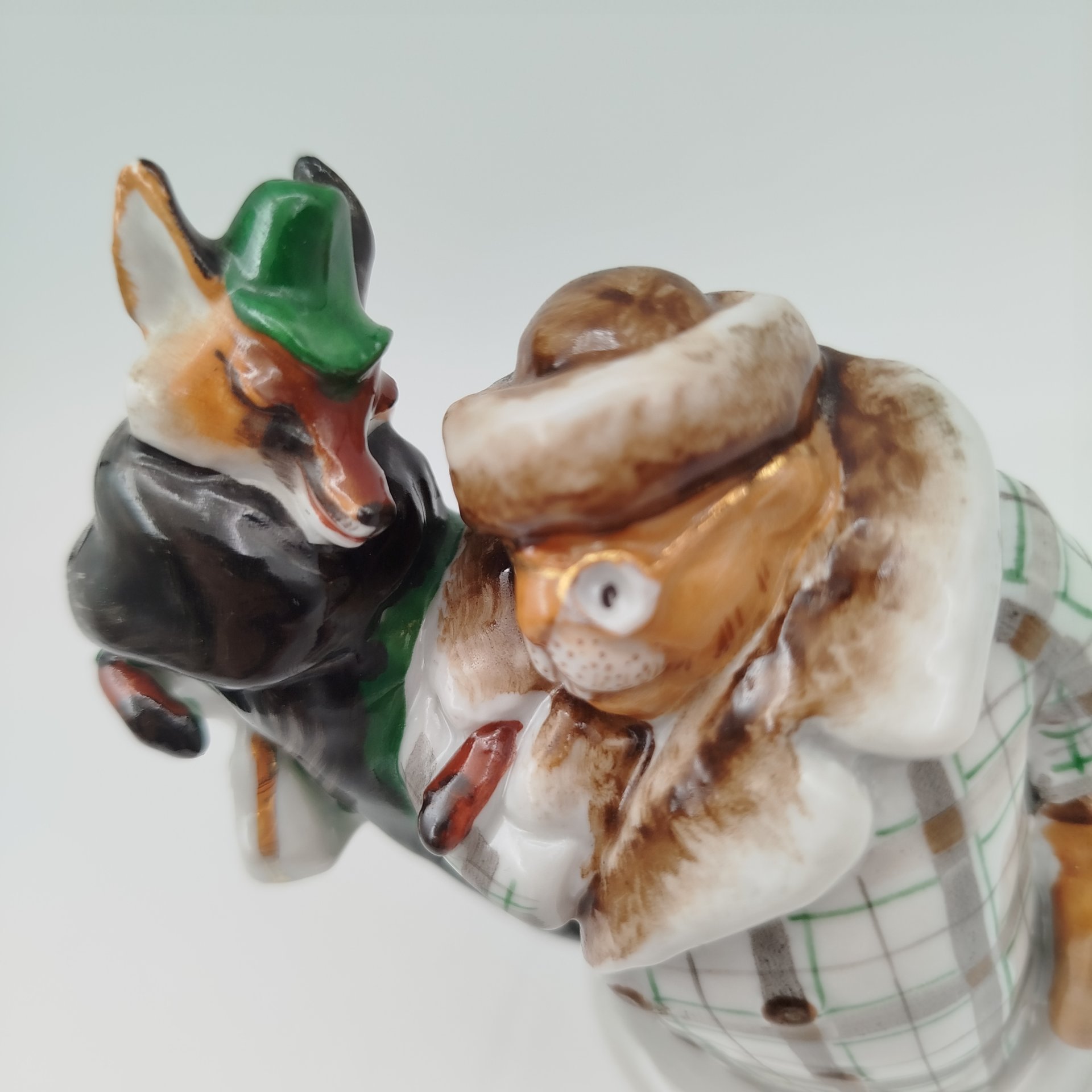 Статуэтка "Лиса и бобер" по мотивам басни С.В. Михалкова, скульптор Воробьев Б.Я., художник Ризнич И.И., фарфор, роспись, золочение, Ленинградский фарфоровый завод (ЛФЗ), СССР, 1950-1960 гг.