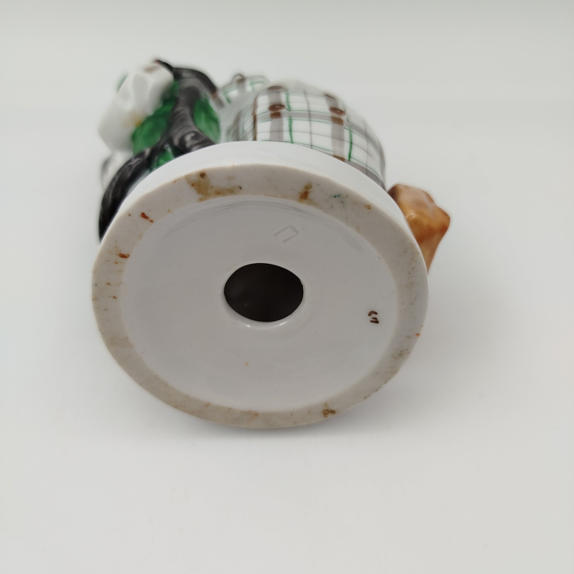 Статуэтка "Лиса и бобер" по мотивам басни С.В. Михалкова, скульптор Воробьев Б.Я., художник Ризнич И.И., фарфор, роспись, золочение, Ленинградский фарфоровый завод (ЛФЗ), СССР, 1950-1960 гг.