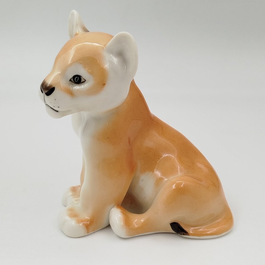 Статуэтка "Львенок сидящий", скульптор Воробьев Б.Я., фарфор, аэрография, роспись, Ленинградский фарфоровый завод (ЛФЗ), СССР, 1970-1990 гг.