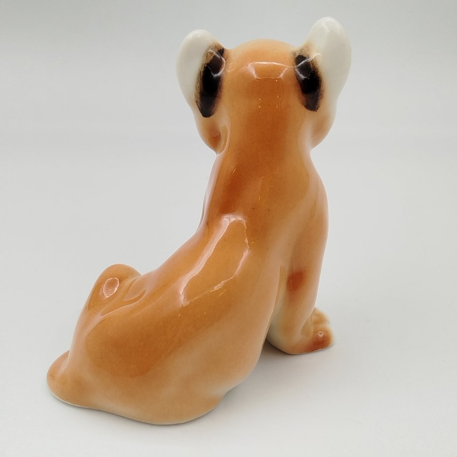 Статуэтка "Львенок сидящий", скульптор Воробьев Б.Я., фарфор, аэрография, роспись, Ленинградский фарфоровый завод (ЛФЗ), СССР, 1970-1990 гг.