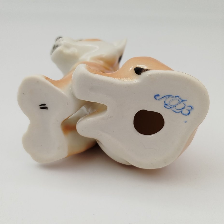 Статуэтка "Львенок сидящий", скульптор Воробьев Б.Я., фарфор, аэрография, роспись, Ленинградский фарфоровый завод (ЛФЗ), СССР, 1970-1990 гг.