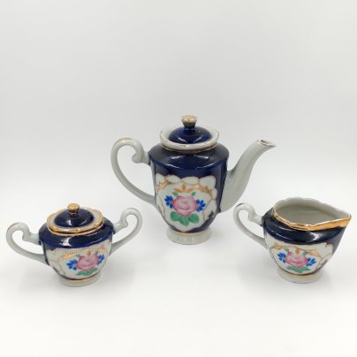 Комплект из чайника (кофейника), молочника и сахарницы с цветочным орнаментом, фарфор, роспись, золочение, Ташкентский фарфоровый завод