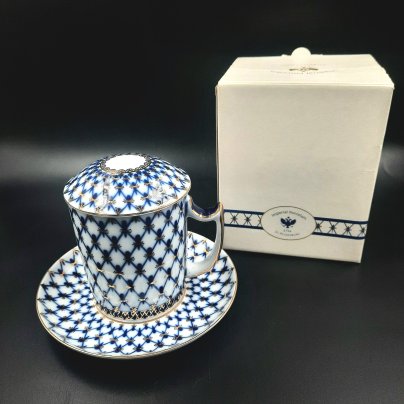 Пара чайная "Кобальтовая сетка" с крышкой, форма "Снежное утро", в оригинальной коробке, фарфор, деколь, золочение, картон, Императорский фарфоровый завод (ИФЗ), Российская Федерация, 2006-2020 гг.
