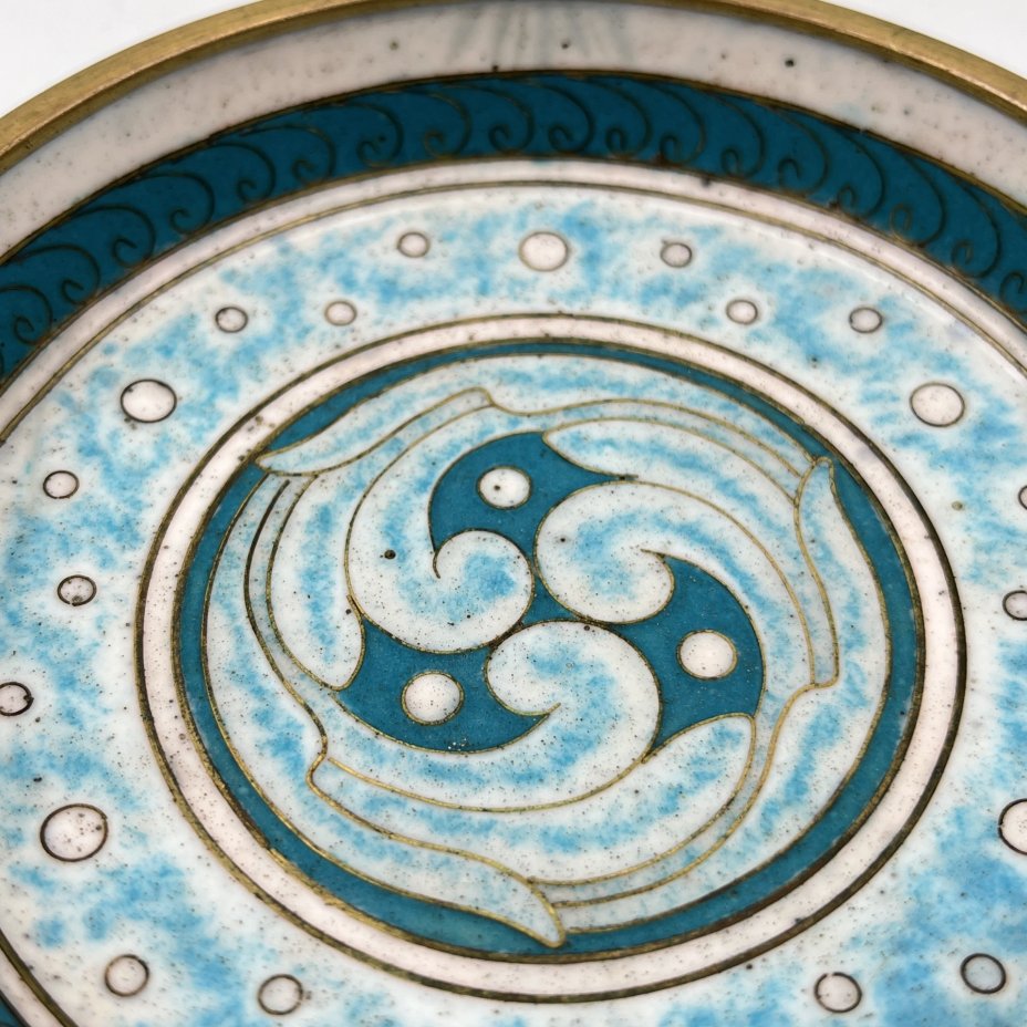 Розетка декоративная (блюдце) с изображением буддистского символа "Томоэ", латунь, перегородчатая эмаль (клуазоне), Китай, 1940-1960 гг.