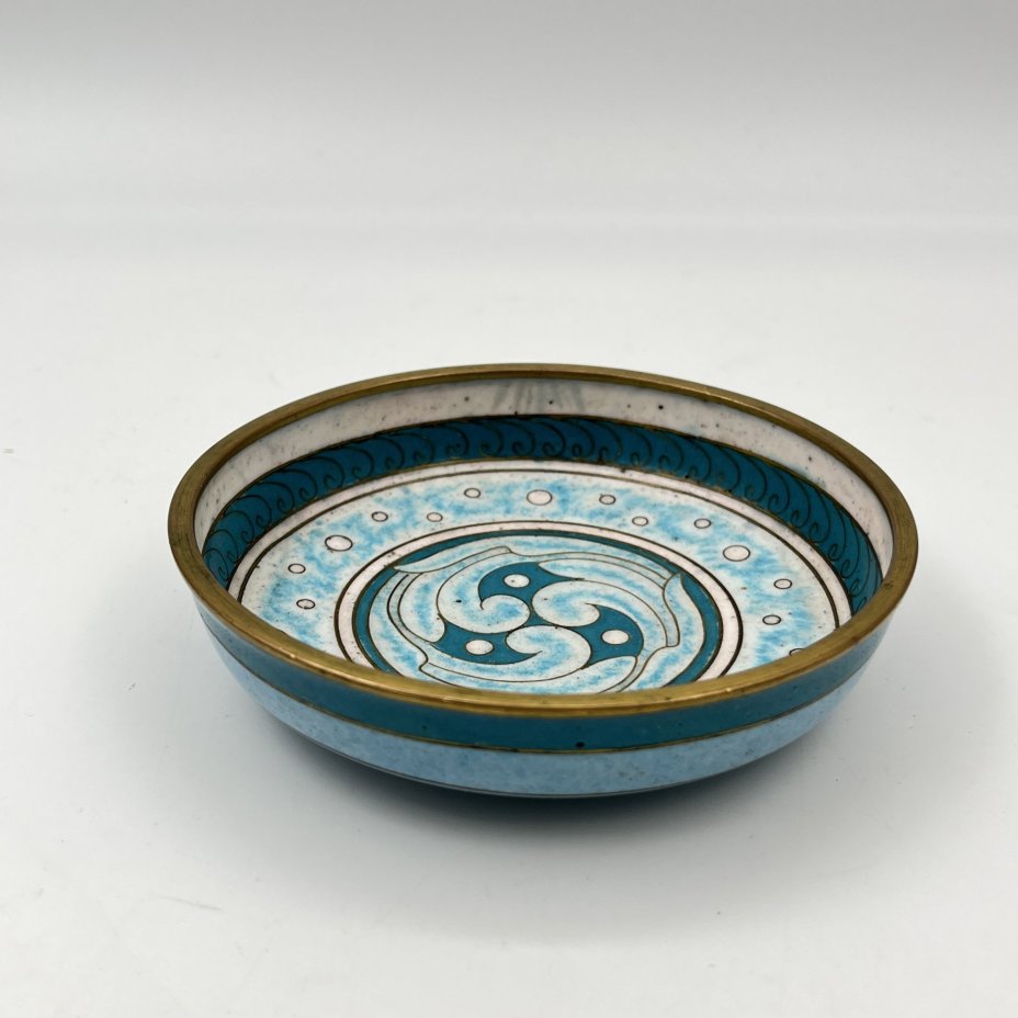 Розетка декоративная (блюдце) с изображением буддистского символа "Томоэ", латунь, перегородчатая эмаль (клуазоне), Китай, 1940-1960 гг.