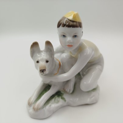 Статуэтка "Юный пограничник с собакой", скульптор Г.С. Столбова, фарфор, роспись, Ленинградский фарфоровый завод (ЛФЗ), СССР, 1970-1986 гг.