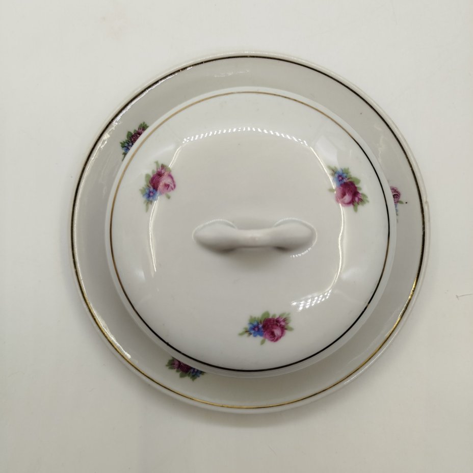 Масленка с цветочным декором, фарфор, деколь, золочение, Фарфоровый завод «Пролетарий» (Бронница, Мста), СССР, 1958-1967 гг.