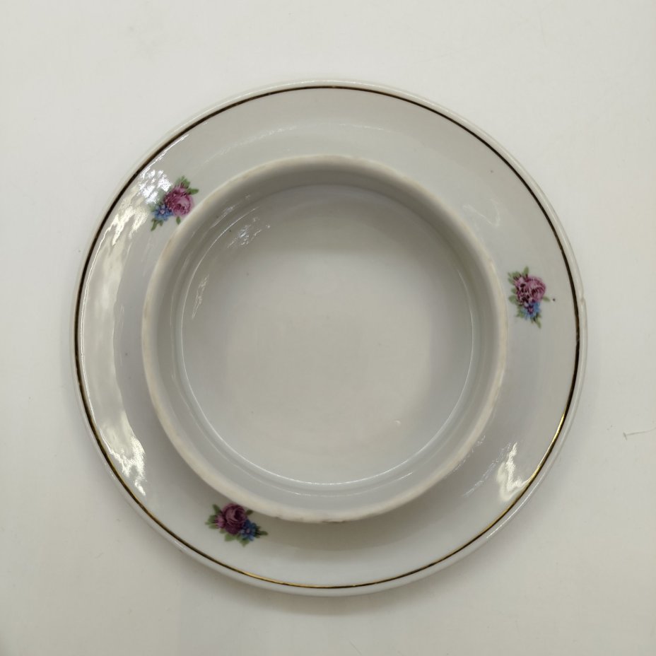 Масленка с цветочным декором, фарфор, деколь, золочение, Фарфоровый завод «Пролетарий» (Бронница, Мста), СССР, 1958-1967 гг.