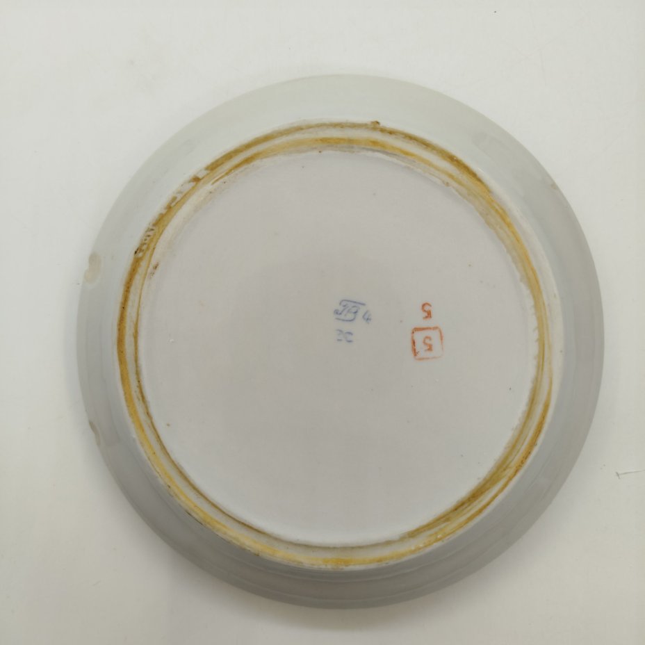 Масленка с цветочным декором, фарфор, деколь, золочение, Фарфоровый завод «Пролетарий» (Бронница, Мста), СССР, 1958-1967 гг.