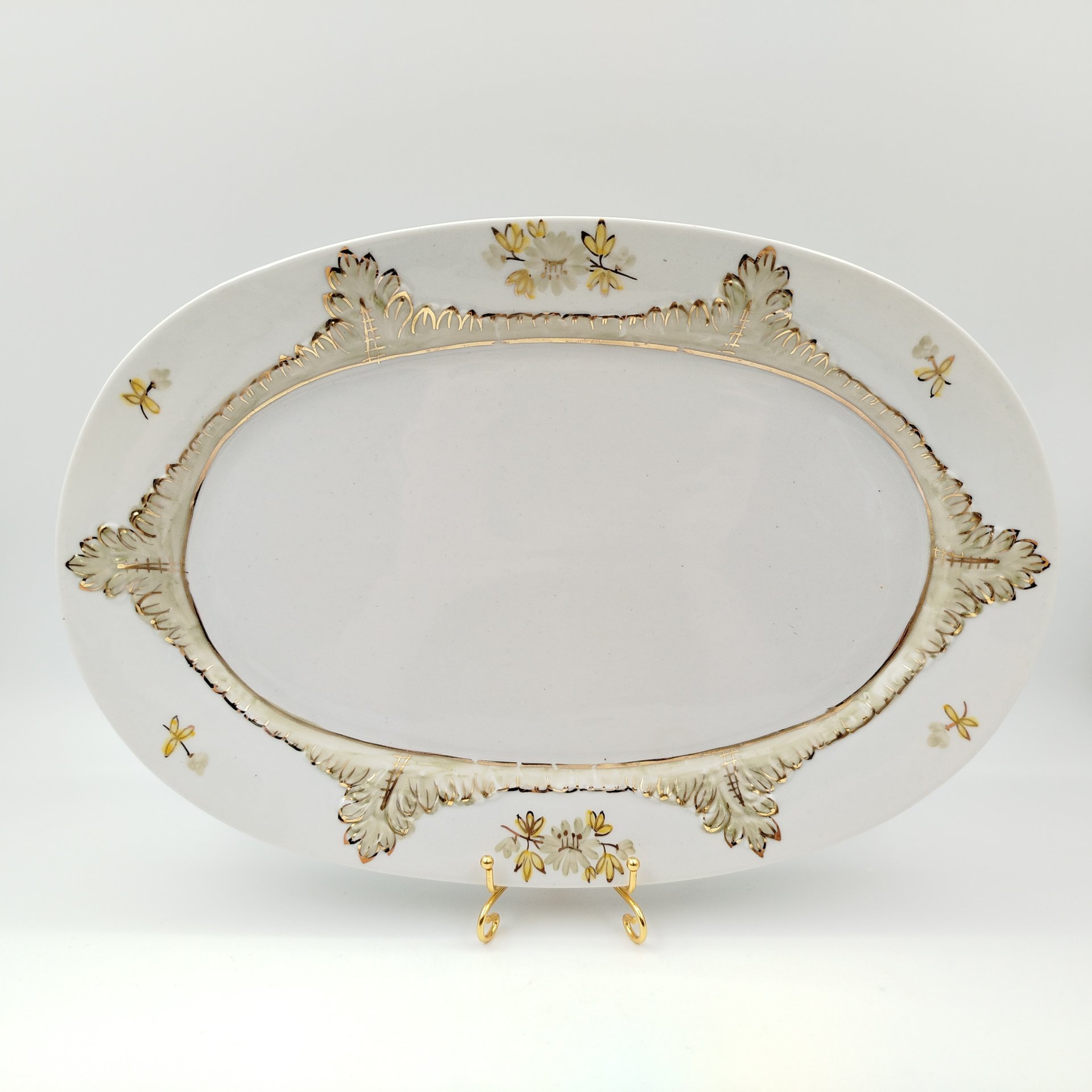 Блюдо овальной формы с растительным декором, фарфор, роспись, золочение, Фабрика «Мануфактуры Гарднеръ в Вербилках», Россия, 1990-2007 гг.