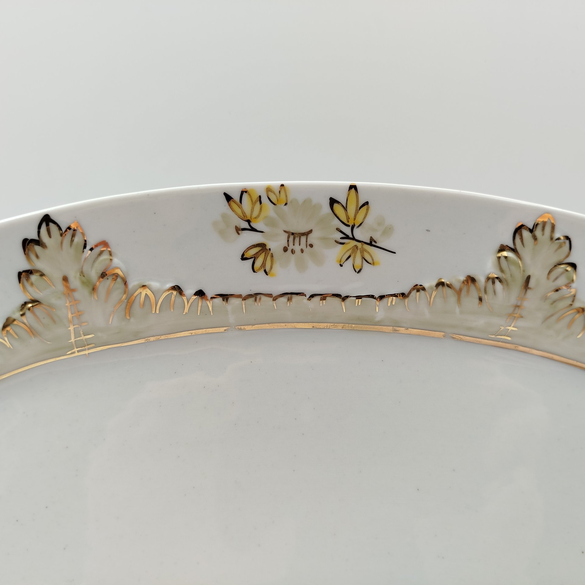 Блюдо овальной формы с растительным декором, фарфор, роспись, золочение, Фабрика «Мануфактуры Гарднеръ в Вербилках», Россия, 1990-2007 гг.