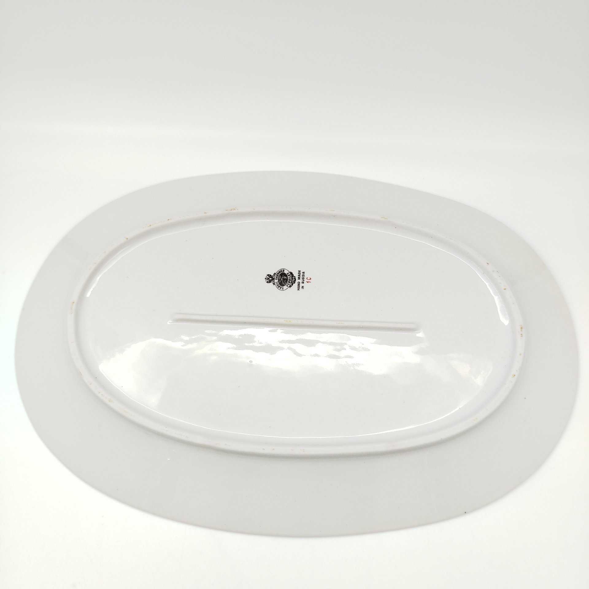 Блюдо овальной формы с растительным декором, фарфор, роспись, золочение, Фабрика «Мануфактуры Гарднеръ в Вербилках», Россия, 1990-2007 гг.