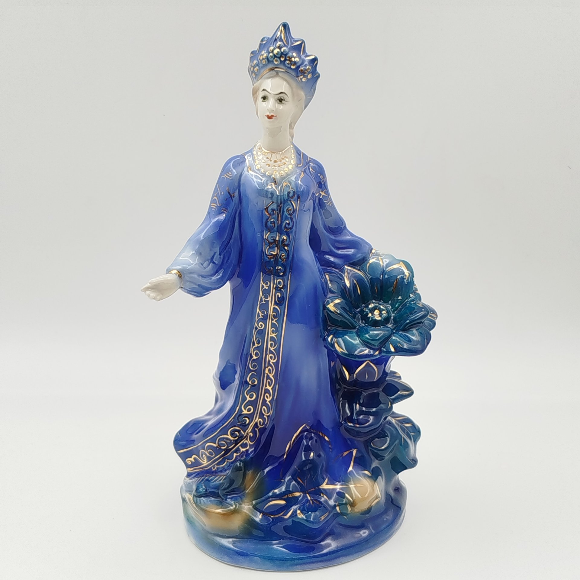 Статуэтка "Хозяйка медной горы", скульптор Л. Н. Шушканова, фарфор, роспись, золочение, Турыгинский фарфоровый завод артели «Художественная керамика» (Гжель), СССР, 1950-1960 гг.